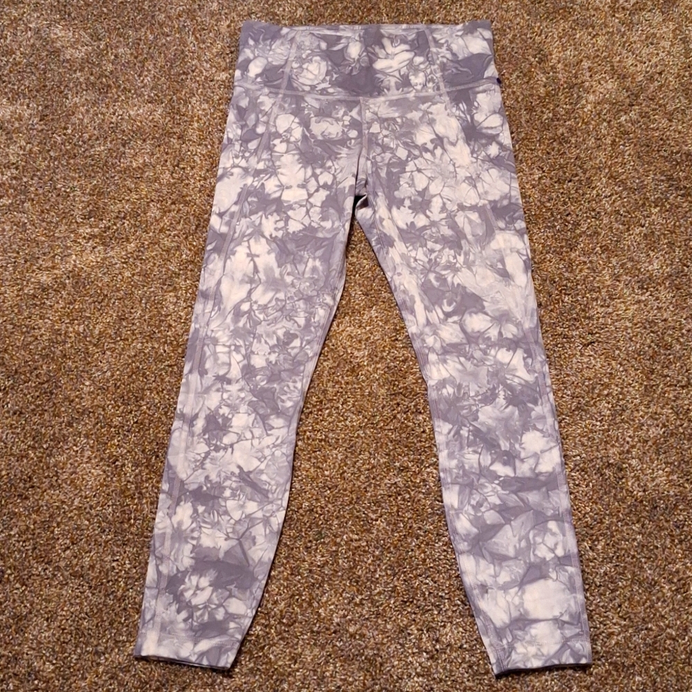 Athleta EUC! Chaturanga Legging! Size Small! Light Gray and White! Key pocket!
